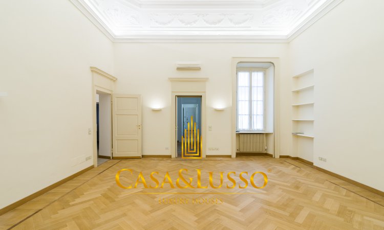 Splendid three-room apartment in the historic building of the '600 / 174 sqm. / Euro 3,200.00
